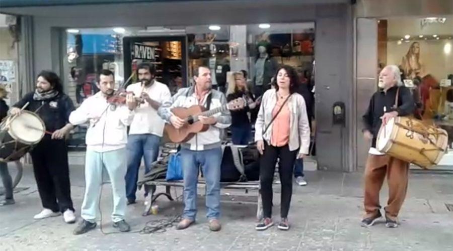 Video Y un diacutea volvioacute el folclore a la Peatonal Absaloacuten Rojas
