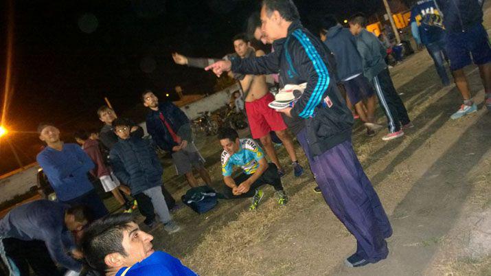 El teacutecnico de fuacutetbol que terminoacute descalzo