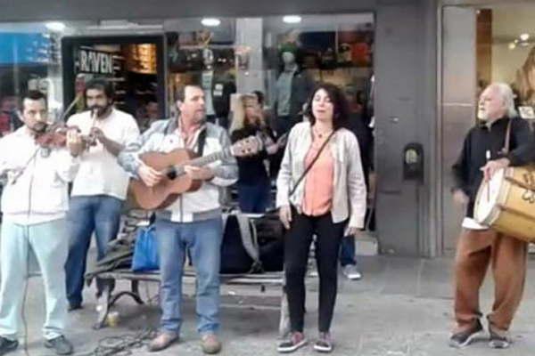 Volvioacute el folclore a la peatonal Absaloacuten Rojas con La Ushuta Gastada