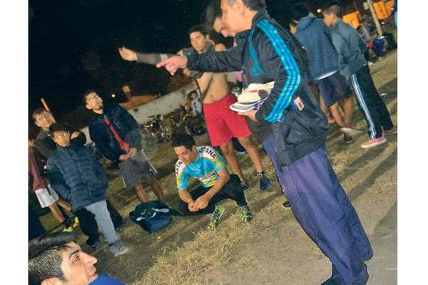 Conmovedor gesto de un DT que le dio sus zapatillas a un humilde joven para que pudiera entrenar