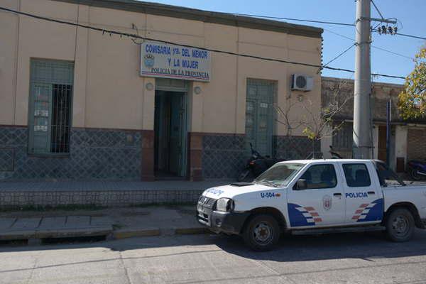 Su mujer lo dejoacute por otra y eacutel las denuncioacute por violentas