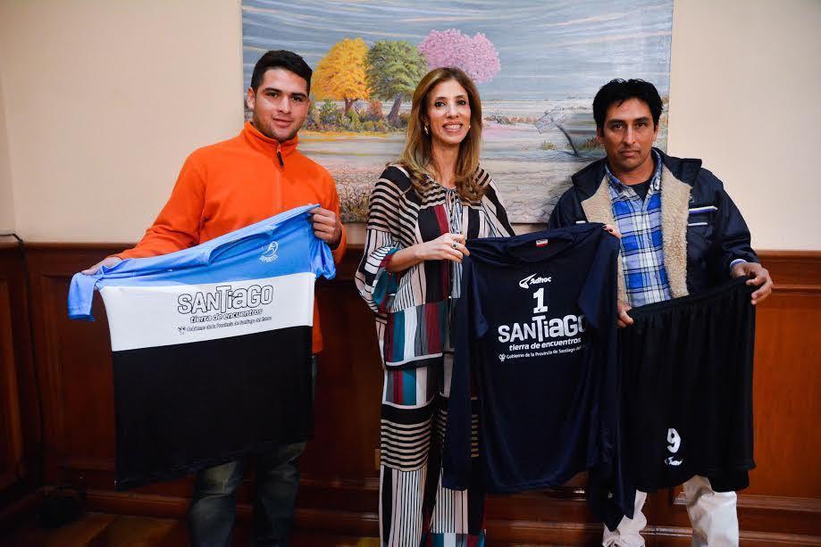 El club San Esteban recibió donaciones de indumentaria y elementos