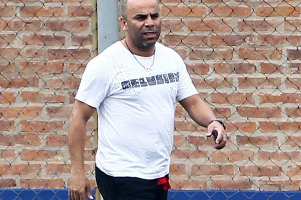 Serna- Van a salir a pegarle a Gago porque el fuacutetbol de Boca pasa por eacutel