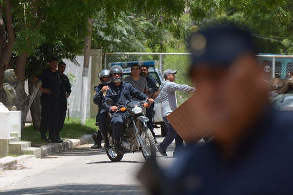 Funcionario policial fue acusado por su hija de violarla durante 3 antildeos y forzarla a abortar