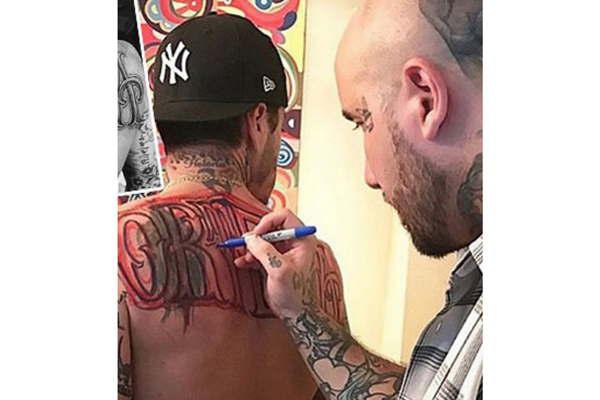 Ortega se tatuoacute su apellido