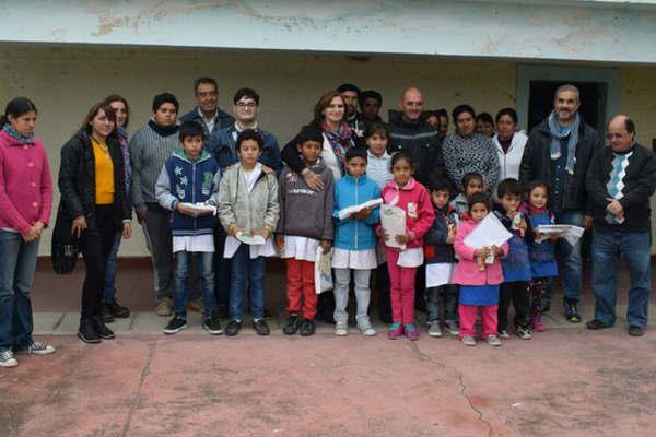 El municipio de Ojo de Agua entregoacute uacutetiles en una escuela de la zona rural del departamento