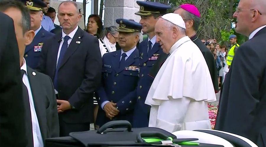 El Papa Francisco visitoacute el santuario de Faacutetima