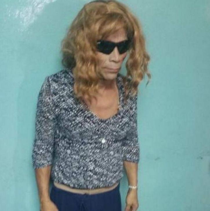 Preso intentoacute escapar de la prisioacuten vestido de mujer pero un detalle lo delatoacute
