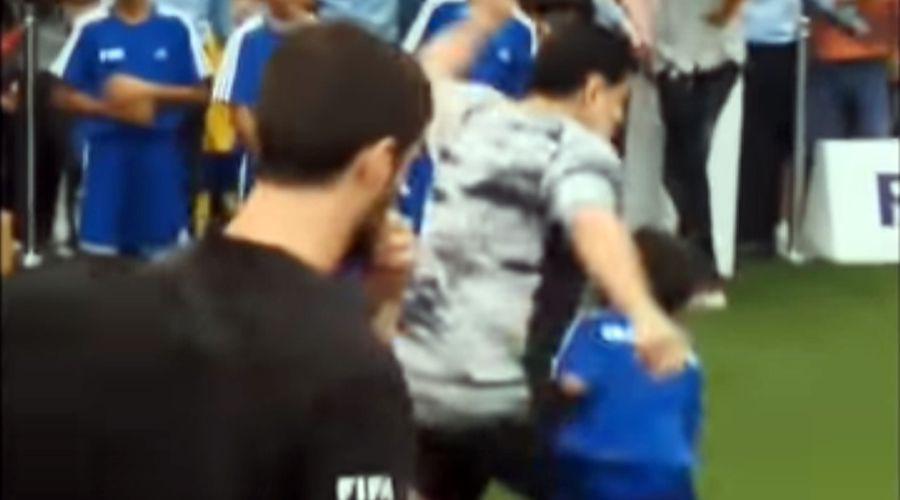 La reaccioacuten de Maradona cuando un nene le hizo un foul y lo tiroacute al piso