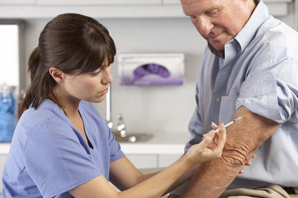 Adultos mayores- advierten por las complicaciones de  la gripe si no se vacunan