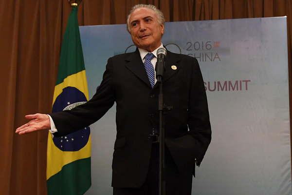  Con miacutenima popularidad Temer defiende sus reformas 