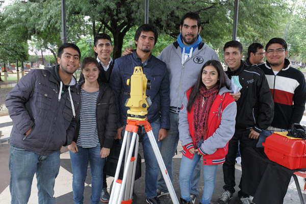 Agrimensores asesoraron gratis en la plaza Libertad