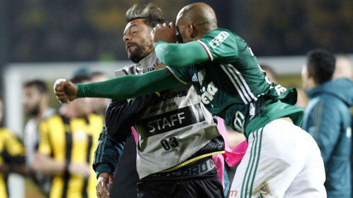 Felipe Melo sancionado con 6 fechas por la batalla campal ante Pentildearol