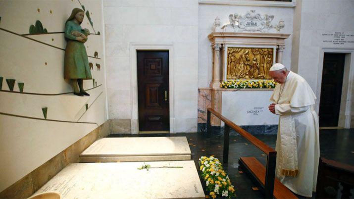 El Papa proclamoacute santos a los pastorcitos Jacinta y Francisco