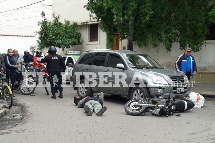 Las motos terminaron debajo del vehículo que originó el accidente