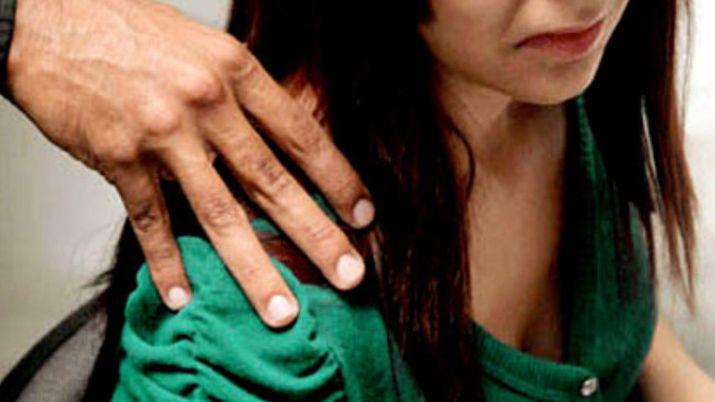 Intentoacute besarla por la fuerza a plena luz del diacutea y terminoacute tras la rejas