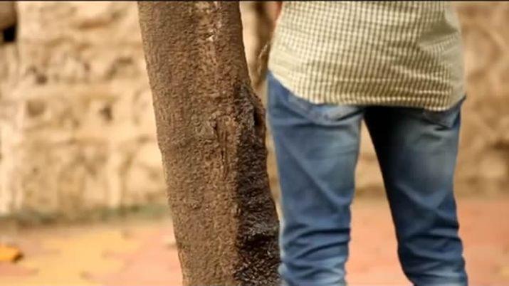 Ebrio se bajoacute del auto a hacer sus necesidades en plena Av Libertad