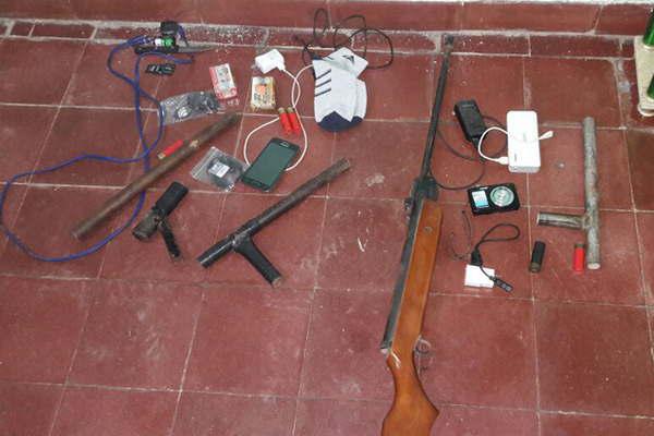 Detienen a peligrosos delincuentes que robaron a docente y secuestran armas