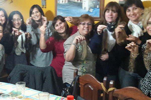 Un grupo de mujeres santiaguentildeas fabrica pelucas para pacientes con tratamiento oncoloacutegico
