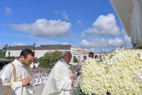 El Papa proclamoacute santos a dos  de los pastorcitos de Faacutetima