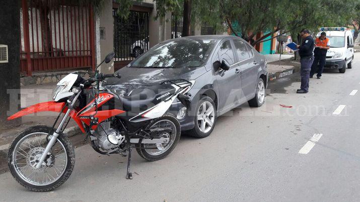 Se durmioacute a bordo de su moto y chocoacute un auto estacionado