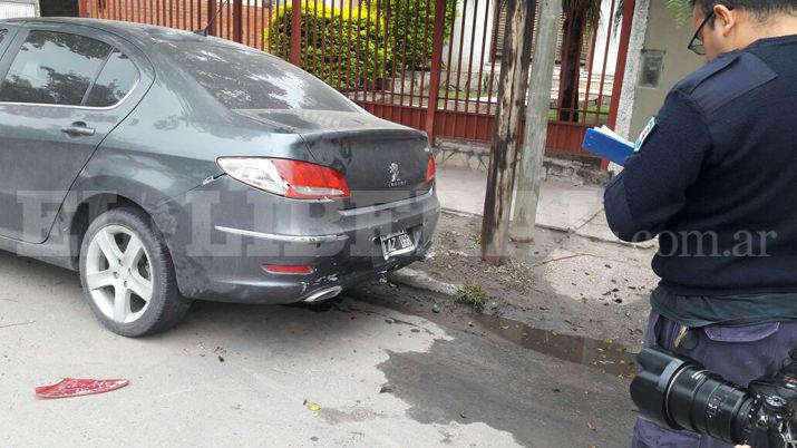 Se durmioacute a bordo de su moto y chocoacute un auto estacionado