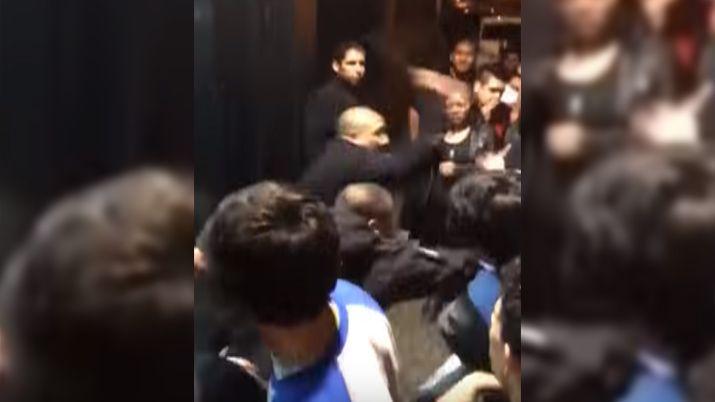 Filmaron a un patovica golpeando brutalmente a un joven