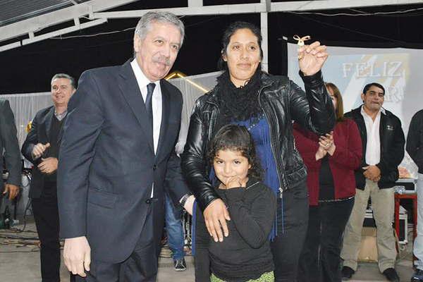 El Gobierno entregoacute viviendas sociales en el aniversario de Aacuterraga