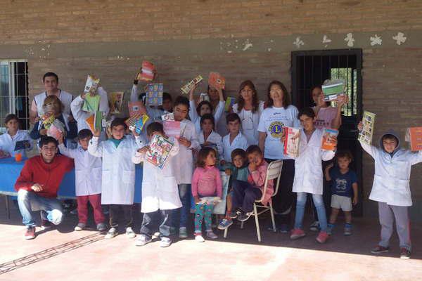 Leones y Leos entregaron donaciones a escuela de San Nicolaacutes