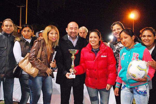 El intendente Mirolo entregoacute trofeos a las  campeonas de un torneo de fuacutetbol femenino