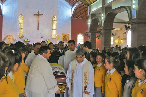 Con inmenso dolor despidieron los restos del padre Alfredo Velarde 