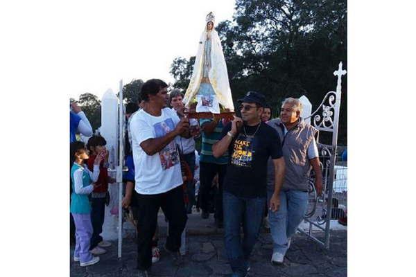 Los devotos se congregaron en Villa Ancajaacuten en honor a la Virgen de Faacutetima