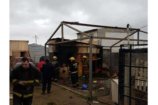 Hermanos mueren en incendio y la nintildea teniacutea signos de abuso