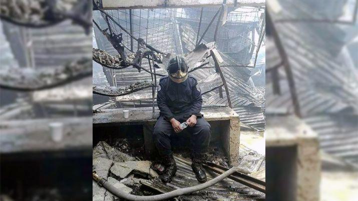 La historia de la foto del bombero triste que sacudioacute Facebook