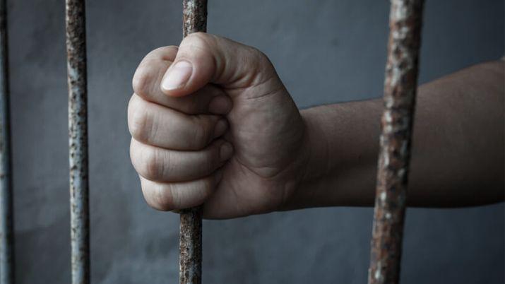 Atoacute a su compantildeero de celda y lo violoacute mientras dormiacutea