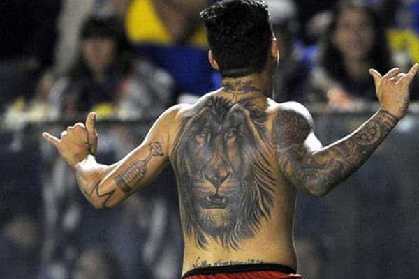 El tatuaje del leoacuten de Driussi se notoacute maacutes que nunca 