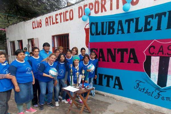 El Club Santa Rita recibioacute regalos en su cumpleantildeos
