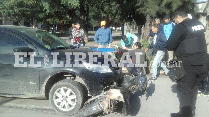 Auto arrastroacute a un motociclista 5 metros y vive para contarlo
