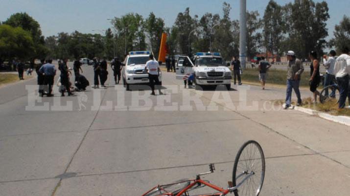 Ciclista terminoacute herido al ser chocado por un camioacuten