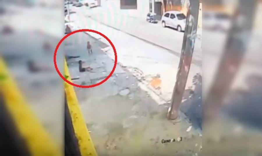 Video- Nintildeos se salvan de milagros de un auto fuera de control