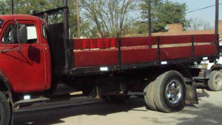 Robaron dos baterías de un camión pero fueron descubiertos