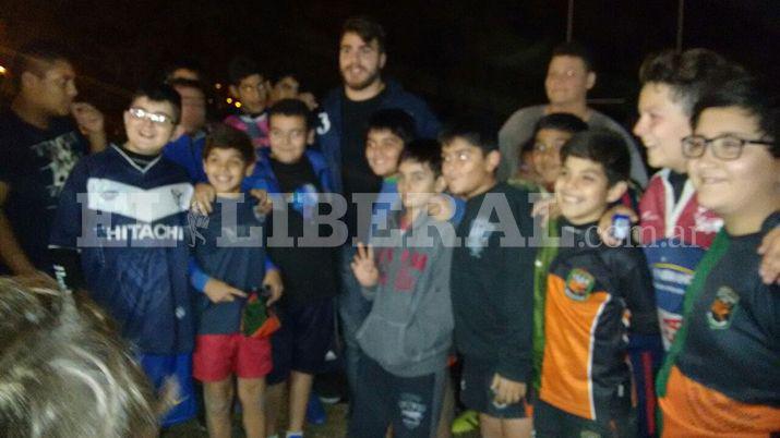 Facu Isa deleitoacute a los chicos de Santiago Rugby con su charla