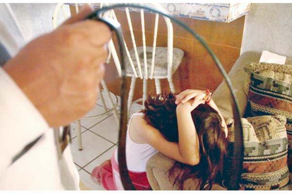 El maltrato infantil se puede denunciar ahora por Whatsapp