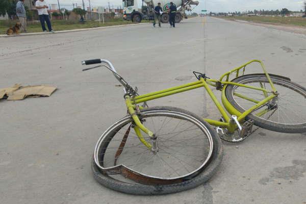 Ciclista que llevaba droga en su  ropa fue atropellado por un camioacuten 