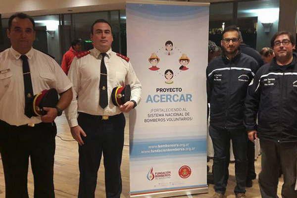 Bomberos Voluntarios en jornada de capacitacioacuten del proyecto Acercar 