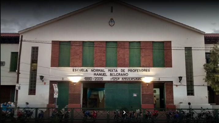 Amenazoacute con una pistola a su ex cuando saliacutea del profesorado