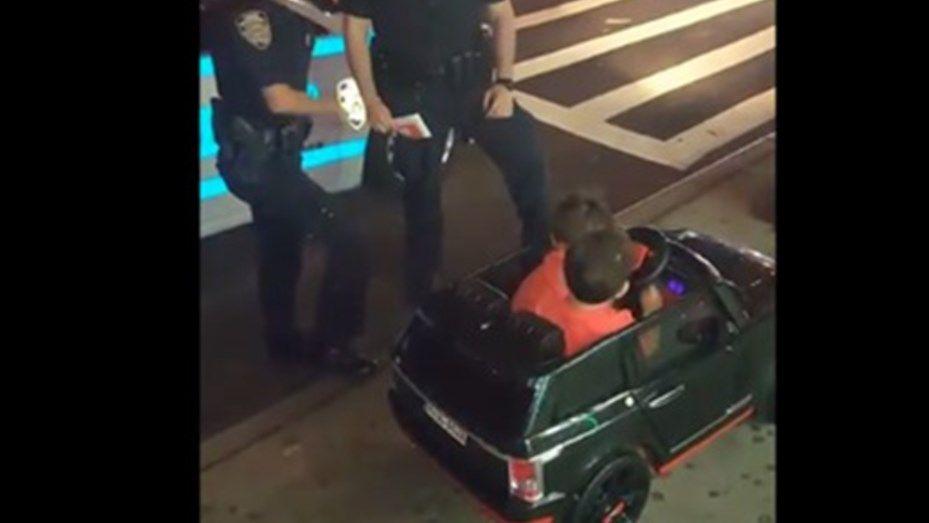 Insoacutelito- Policiacutea de Nueva York multoacute a mellizos de dos antildeos