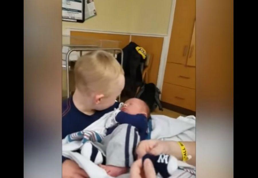 El tierno video del primer encuentro con su hermanito recieacuten nacido