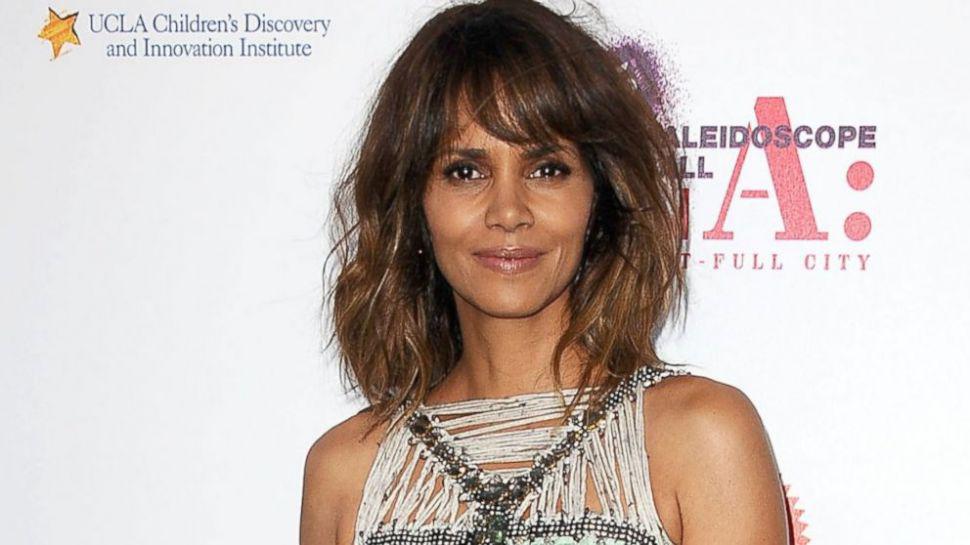 Halle Berry compartioacute una foto desnuda a los 50 antildeos