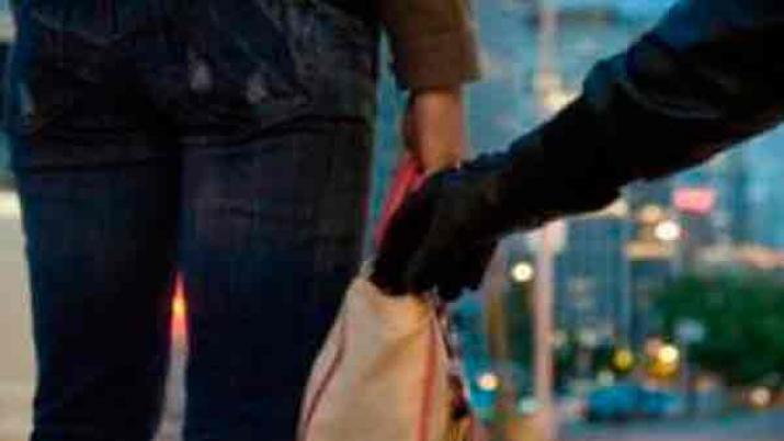 Esperaba el colectivo y le robaron 5 mil de la cartera